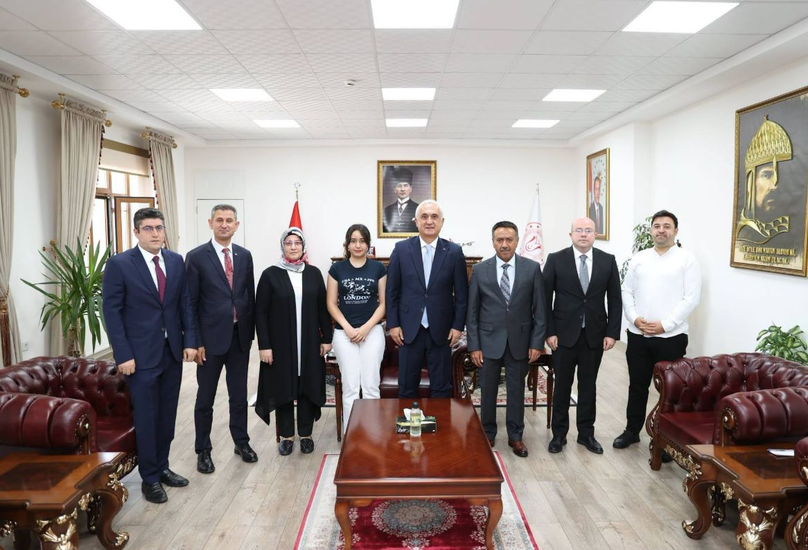 Muş'un Gururu: LGS'de 500 Tam Puan Alan Türkiye Birincisi Hivda Tanyeri Ödüllendirildi